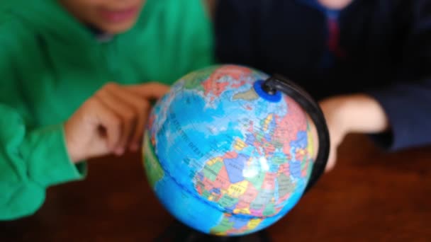Små Pojkar Studerar Jorden Planeten Jorden Vid Bordet — Stockvideo