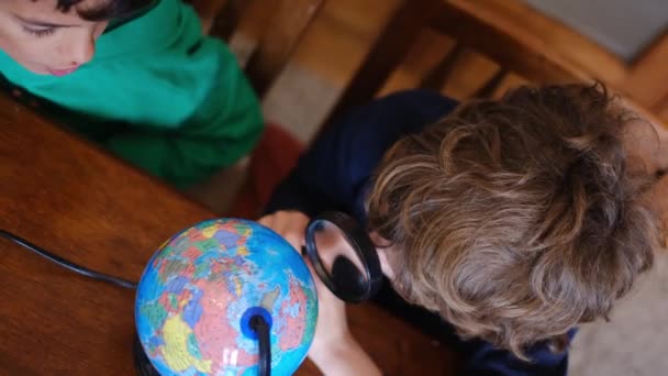 Mali Chłopcy Badający Ziemię Globie Przy Stole — Wideo stockowe