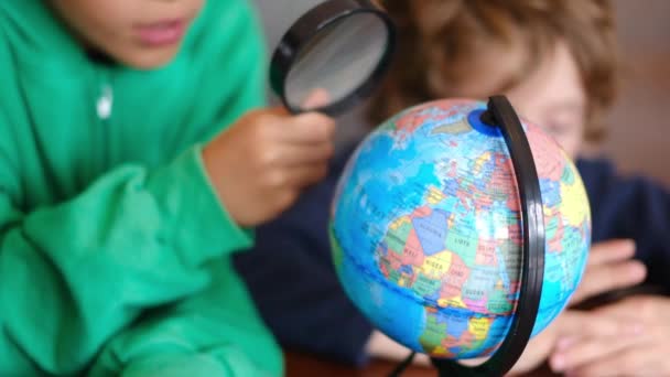 Malí Chlapci Studují Zemi Planetě Stolu — Stock video