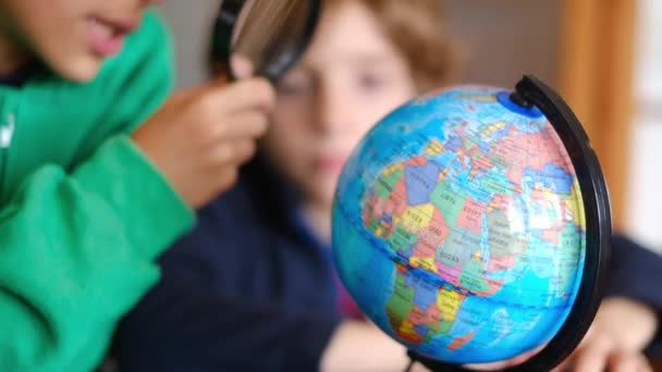 Små Pojkar Studerar Jorden Planeten Jorden Vid Bordet — Stockvideo