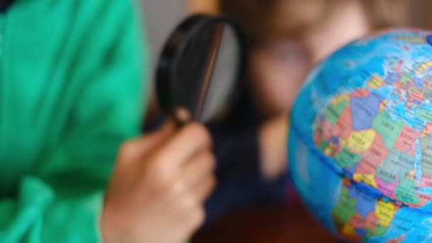 Kleine Jongens Bestuderen Aarde Planeet Wereldbol Aan Tafel — Stockvideo