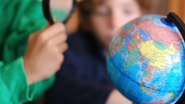 Malí Chlapci Studují Zemi Planetě Stolu — Stock video