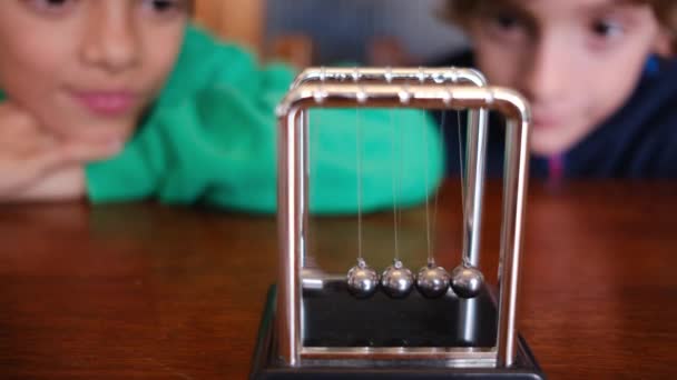 Anak Anak Kecil Mempelajari Pendulum Newton Meja — Stok Video