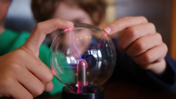 Küçük Çocuklar Masada Yıldırımla Plazma Topu Çalışıyor — Stok video
