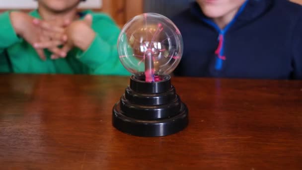 Kleine Jungen Studieren Plasmakugel Mit Blitz Tisch — Stockvideo