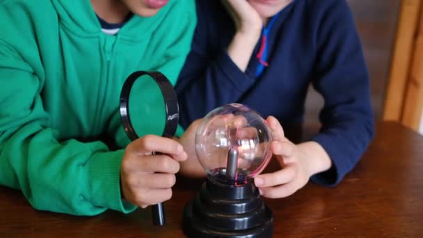 Petits Garçons Étudiant Boule Plasma Avec Foudre Table — Video