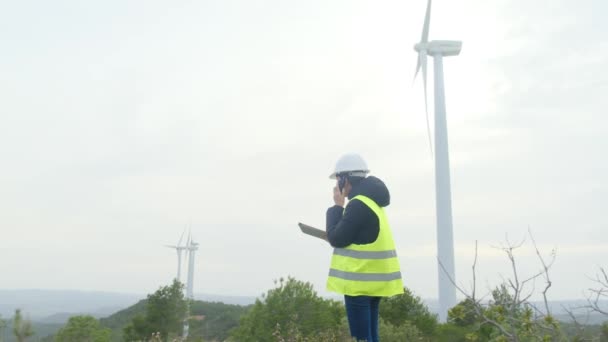 Vrouwelijke Elektricien Spreekt Walkietalkie Gebruikt Digitale Tablet Controleert Windturbines Bergen — Stockvideo