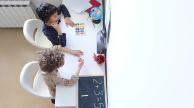 Evde matematik ödevi yapan çocukların en iyi görüntüsü.