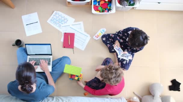 Top Pohled Ženu Pracující Notebooku Její Synové Hrají Podlaze Doma — Stock video