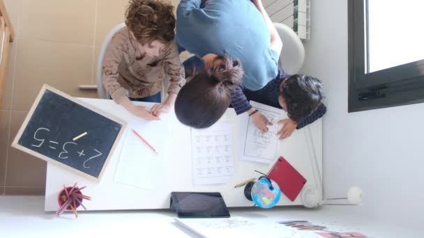 Mutter Hilft Ihren Söhnen Bei Mathe Hausaufgaben Heimischen Tisch — Stockvideo