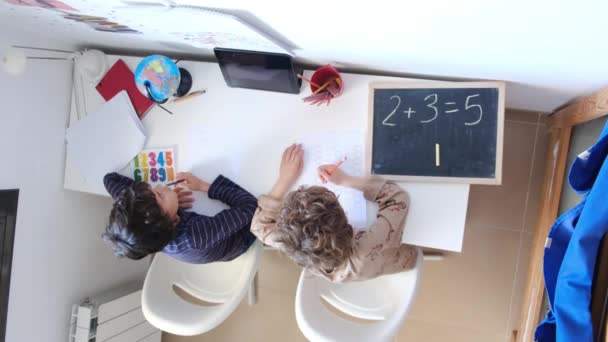 Widok Chłopców Odrabiających Lekcje Matematyki Przy Stole Domu — Wideo stockowe