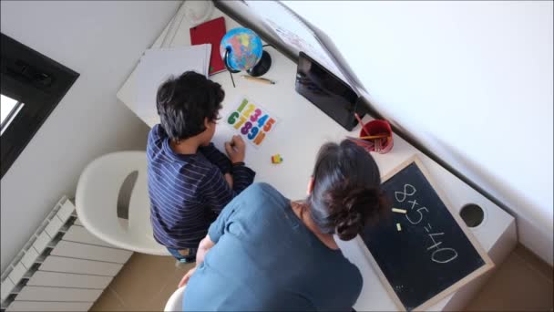 Top Uitzicht Van Moeder Helpen Haar Zoon Doen Wiskunde Huiswerk — Stockvideo
