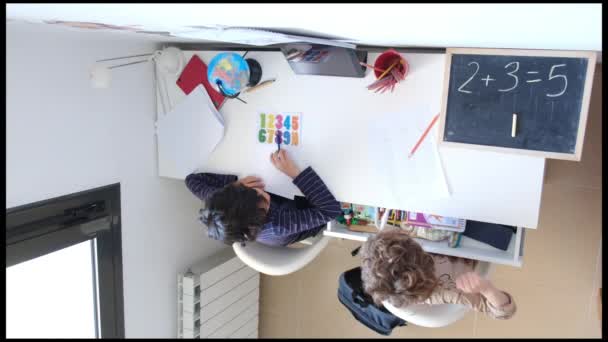 Вид Сверху Маленьких Мальчиков Выполняющих Домашнюю Работу Математике Столом Дома — стоковое видео