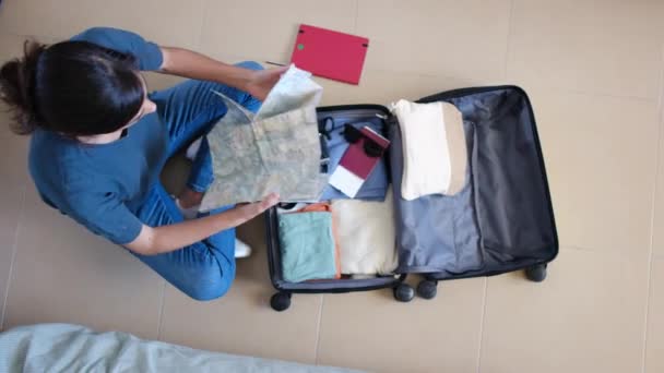 Seyahatten Önce Valizdeki Eşyaları Toplayan Kadın Yolcuların Iyi Görüntüsü — Stok video