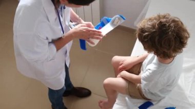 Klinikte kırık bir çocuğun bacağını takmak için kadın doktorların ortopedi ameliyatına hazırlandığını gördüm.