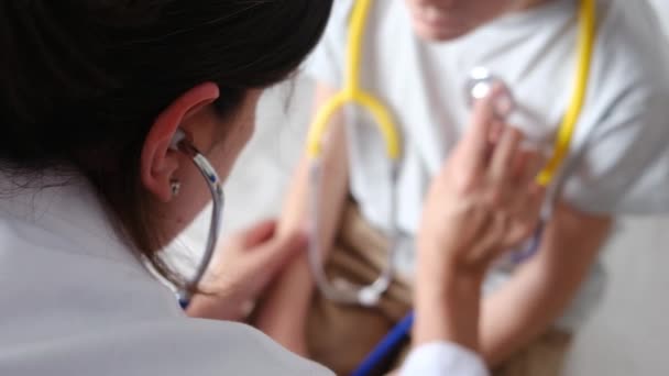 Dokter Perempuan Memeriksa Detak Jantung Anak Pasien Dengan Stetoskop Klinik — Stok Video