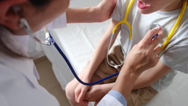 Женщина Врач Проверяет Сердцебиение Мальчика Пациента Стетоскопом Клинике — стоковое видео
