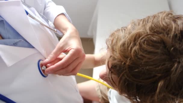 Pojkpatient Undersöker Kvinnlig Läkare Med Stetoskop Kliniken — Stockvideo
