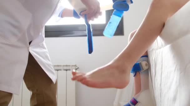 診療所の少年の足を壊すことからの脱皮症を取る女性の医者 — ストック動画