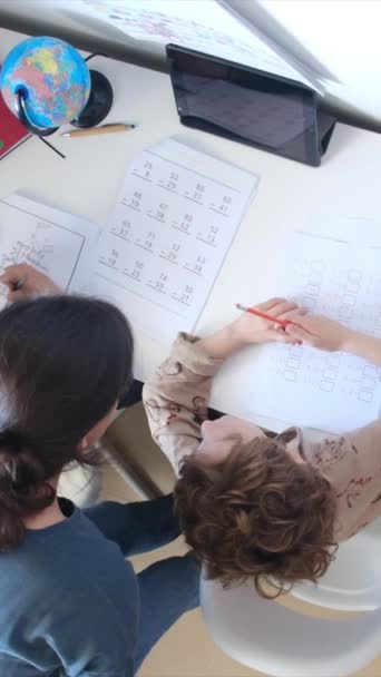 Mutter Hilft Ihren Söhnen Bei Den Hausaufgaben Heimischen Tisch — Stockvideo