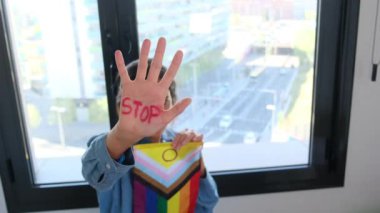 Avucunda ve LGBT bayrağında 