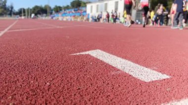 Stadyumdaki spor pistlerinde egzersiz yapan bulanık insanlar