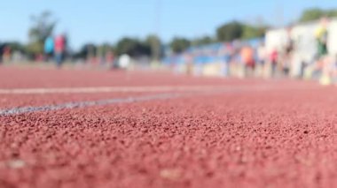 Stadyumdaki spor pistlerinde spor yapan bulanık insanların alt görünümü