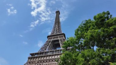 Eyfel Kulesi, Fransa, Paris 'teki Champ de Mars' ta dövülmüş demir kafes kulesi..