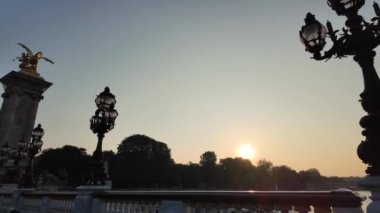 Paris'te Seine yayılan bir güverte kemer köprü Pont Alexandre III nedir.