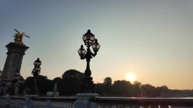 Paris'te Seine yayılan bir güverte kemer köprü Pont Alexandre III nedir.