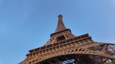 Eyfel Kulesi, Fransa, Paris 'teki Champ de Mars' ta dövülmüş demir kafes kulesi..