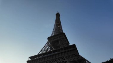 Eyfel Kulesi, Fransa, Paris 'teki Champ de Mars' ta dövülmüş demir kafes kulesi..