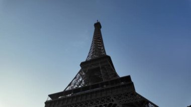 Eyfel Kulesi, Fransa, Paris 'teki Champ de Mars' ta dövülmüş demir kafes kulesi..