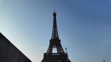 Eyfel Kulesi, Fransa, Paris 'teki Champ de Mars' ta dövülmüş demir kafes kulesi..