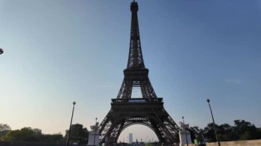 Eyfel Kulesi, Fransa, Paris 'teki Champ de Mars' ta dövülmüş demir kafes kulesi..