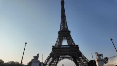 Eyfel Kulesi, Fransa, Paris 'teki Champ de Mars' ta dövülmüş demir kafes kulesi..