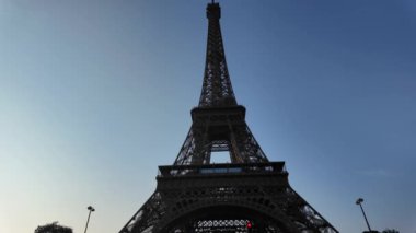 Eyfel Kulesi, Fransa, Paris 'teki Champ de Mars' ta dövülmüş demir kafes kulesi..