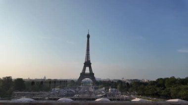 Eyfel Kulesi, Fransa, Paris 'teki Champ de Mars' ta dövülmüş demir kafes kulesi..