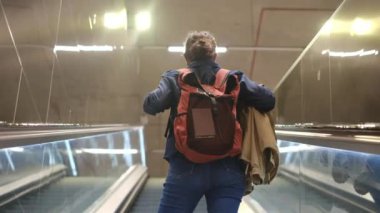 Metroda sırt çantalı genç bir kadın var..