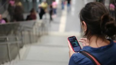 Metroda Smartphone kullanan genç kadın 
