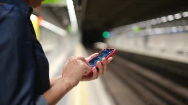 Metroda Smartphone kullanan genç kadın 