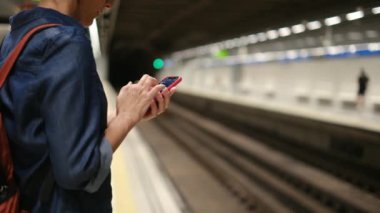 Metroda Smartphone kullanan genç kadın 