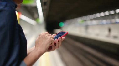 Metroda Smartphone kullanan genç kadın 