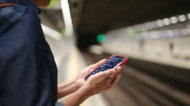 Metroda Smartphone kullanan genç kadın 