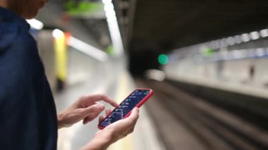 Metroda Smartphone kullanan genç kadın 