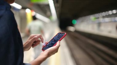 Metroda Smartphone kullanan genç kadın 
