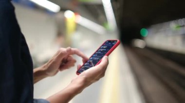 Metroda Smartphone kullanan genç kadın 
