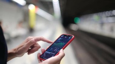 Metroda Smartphone kullanan genç kadın 
