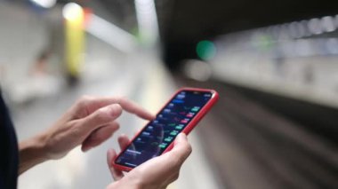 Metroda Smartphone kullanan genç kadın 