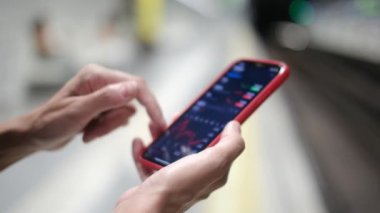 Metroda Smartphone kullanan genç kadın 